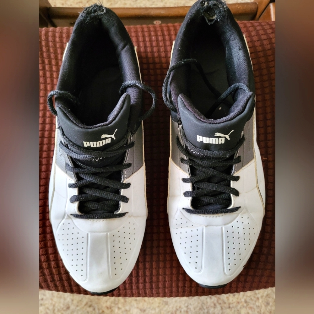 Men Used Pumas orig price $59.00 there is wear as seen in photos still some life